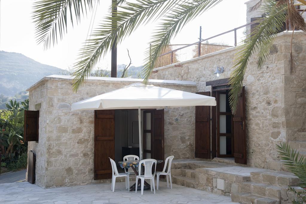 Palm Tree Oriental House And Homestay Polis Bagian luar foto